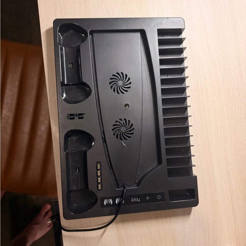 i play. Black Console